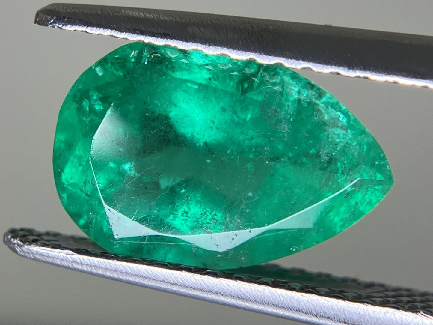 エメラルド 2.117ct 中央宝石ソーティング付き 10.88㎜×7.39㎜×4.95㎜ ルース（ 裸石 ） 3317YY