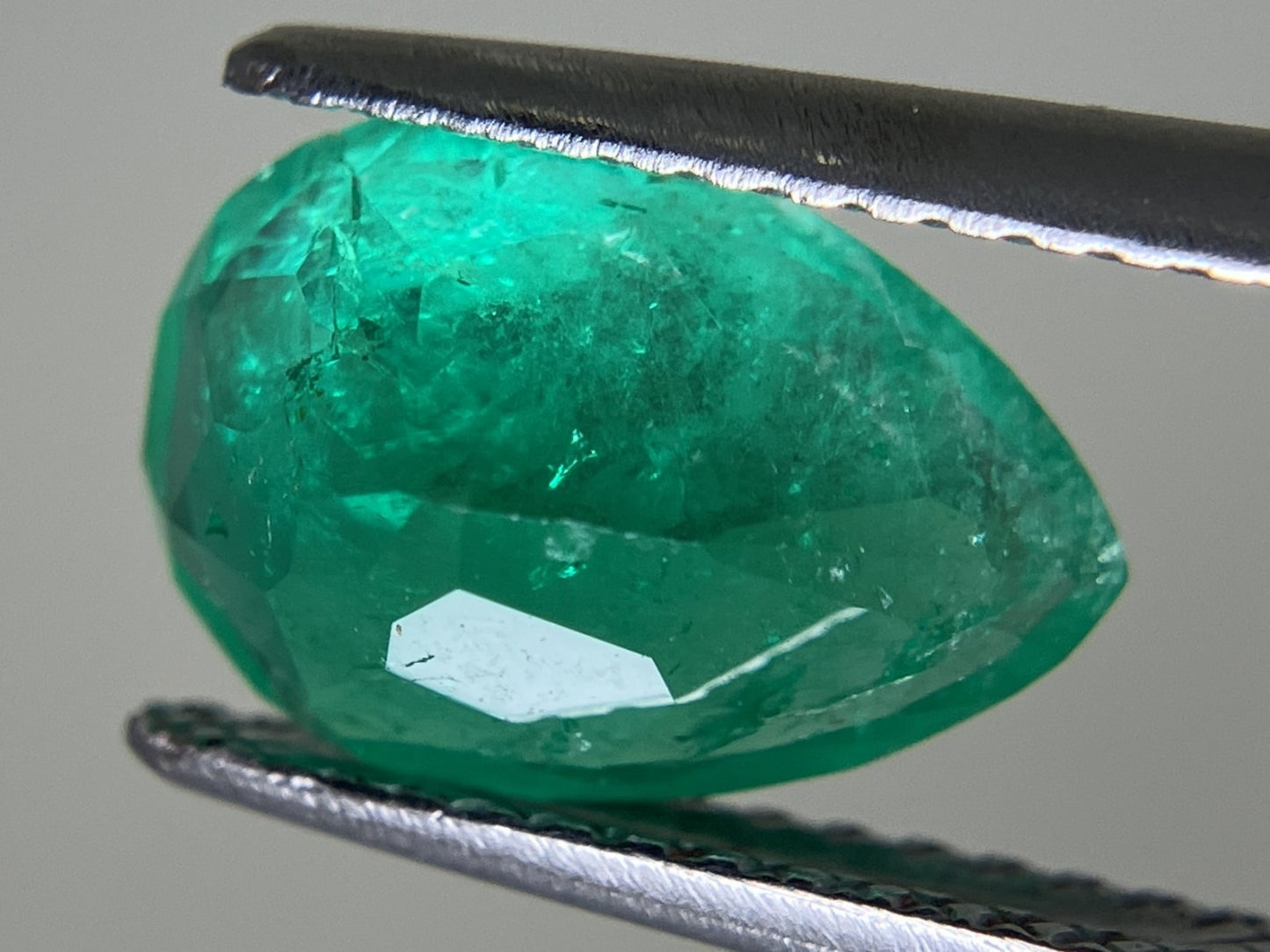 エメラルド 2.117ct 中央宝石ソーティング付き 10.88㎜×7.39㎜×4.95㎜ ルース（ 裸石 ） 3317YY
