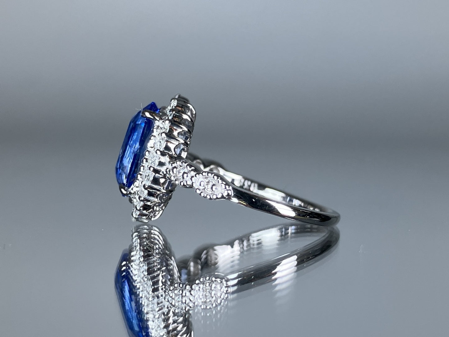 サファイア 2.30ct Cornflower Blue NoHeat AIGS鑑別書 D0.38ct PT900 4.4g 指輪 （JP9号） サイズ直し無料 8716S