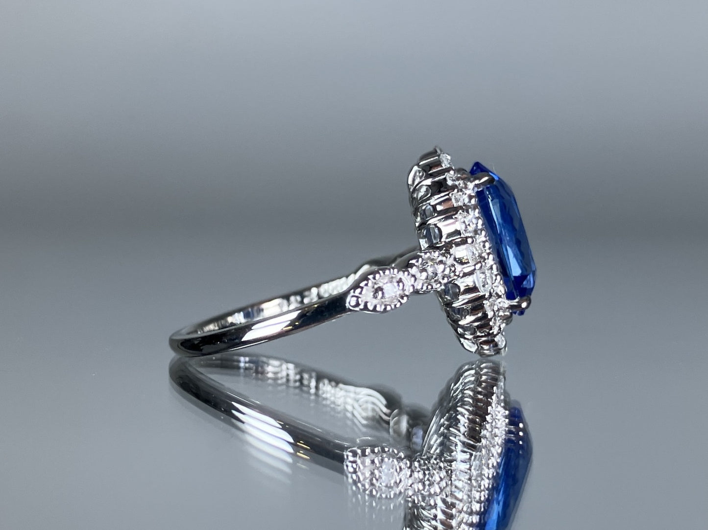 サファイア 2.30ct Cornflower Blue NoHeat AIGS鑑別書 D0.38ct PT900 4.4g 指輪 （JP9号） サイズ直し無料 8716S