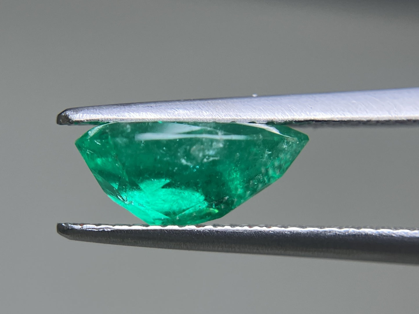 エメラルド 2.117ct 中央宝石ソーティング付き 10.88㎜×7.39㎜×4.95㎜ ルース（ 裸石 ） 3317YY