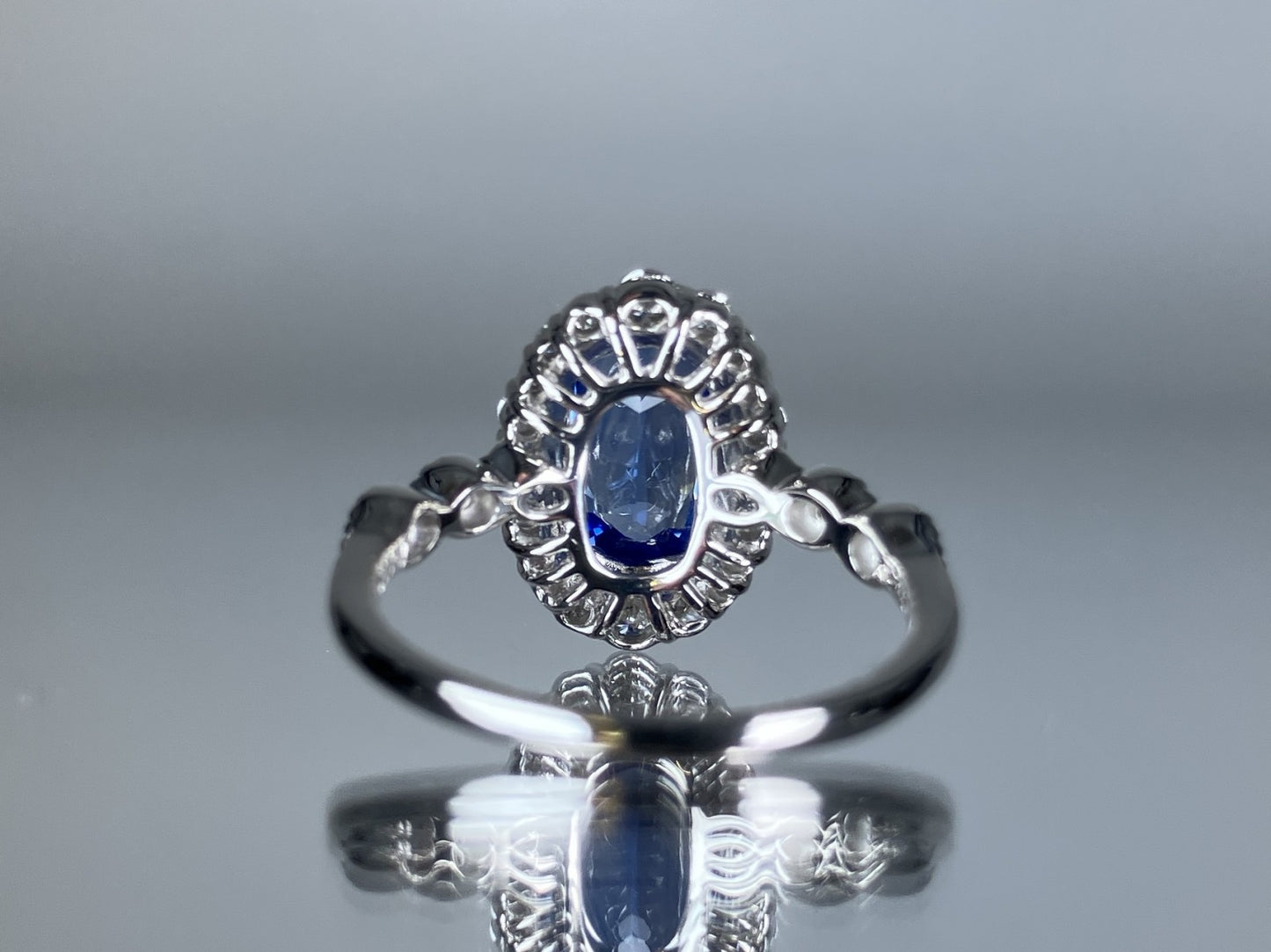 サファイア 2.30ct Cornflower Blue NoHeat AIGS鑑別書 D0.38ct PT900 4.4g 指輪 （JP9号） サイズ直し無料 8716S
