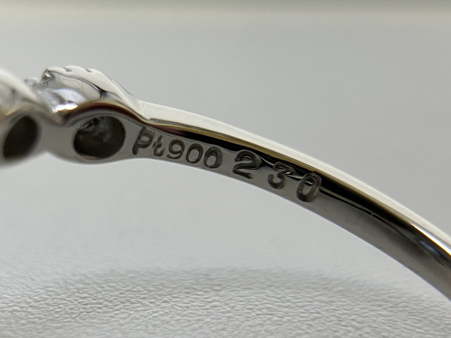 サファイア 2.30ct Cornflower Blue NoHeat AIGS鑑別書 D0.38ct PT900 4.4g 指輪 （JP9号） サイズ直し無料 8716S