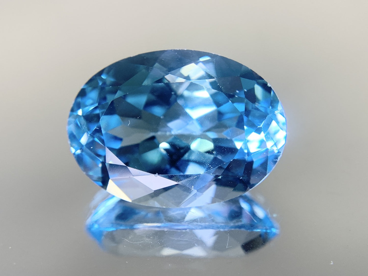 ブルートパーズ 15.627ct  宝石ソーティング付き  17.8㎜×12.8㎜×8.9㎜  ルース（ 裸石 ） 2095Y