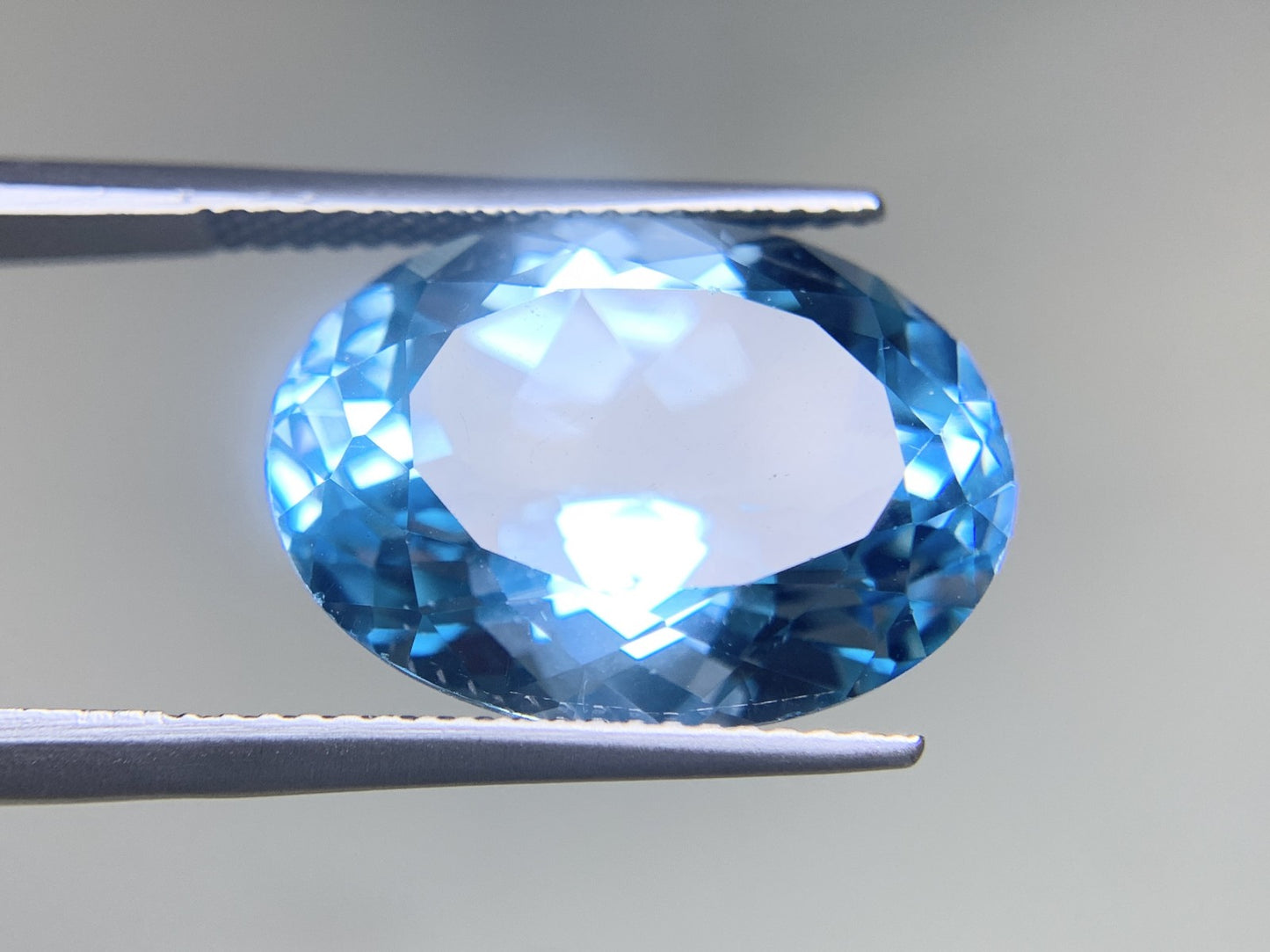 ブルートパーズ 15.627ct  宝石ソーティング付き  17.8㎜×12.8㎜×8.9㎜  ルース（ 裸石 ） 2095Y