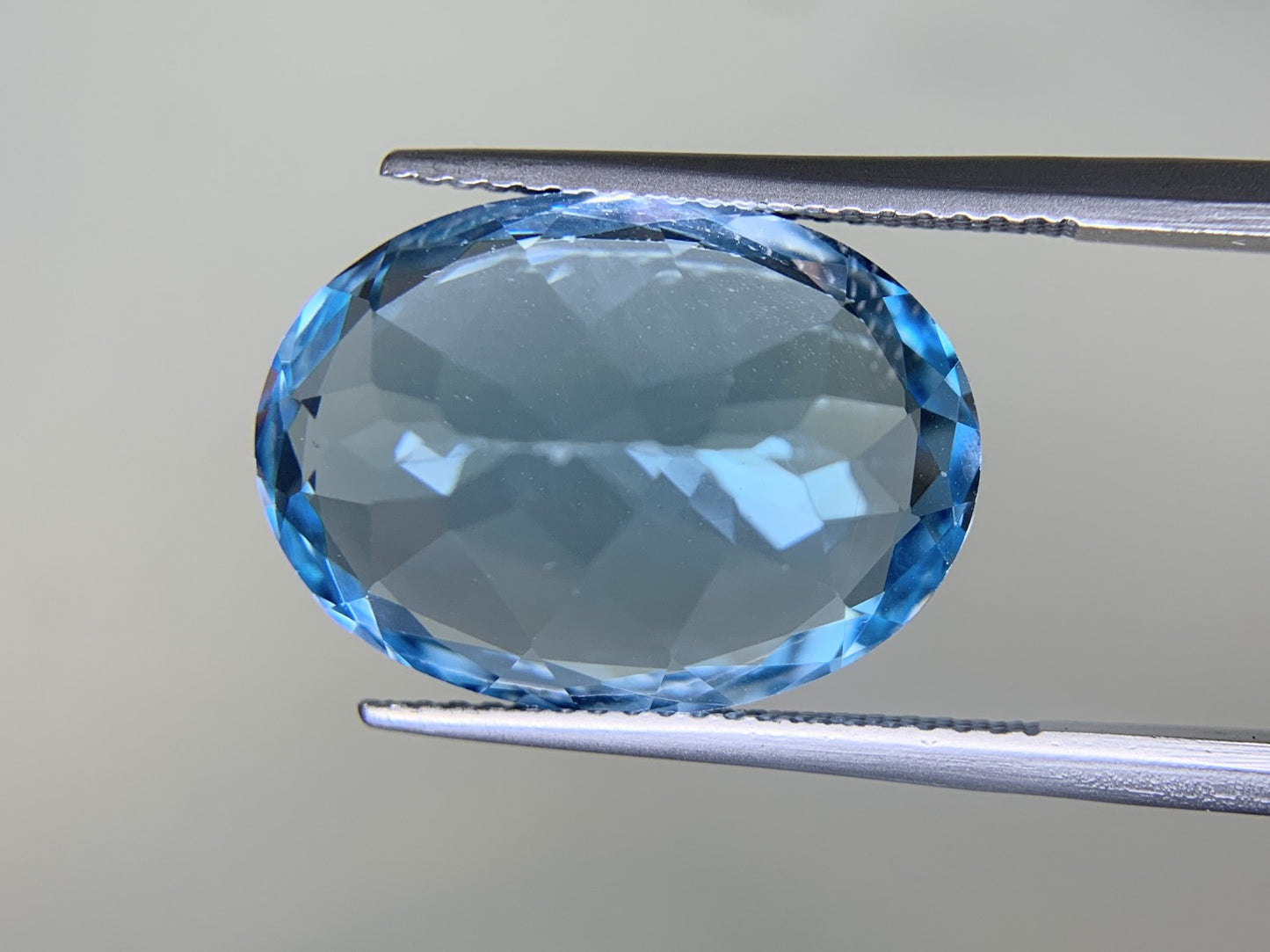 ブルートパーズ 15.627ct  宝石ソーティング付き  17.8㎜×12.8㎜×8.9㎜  ルース（ 裸石 ） 2095Y