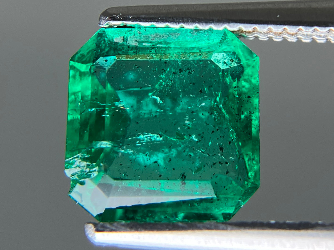 エメラルド 天然 1.677ct 中央宝石ソーティング付き 7.94㎜×7.85㎜×3.79㎜ ルース（ 裸石 ） 8141YY