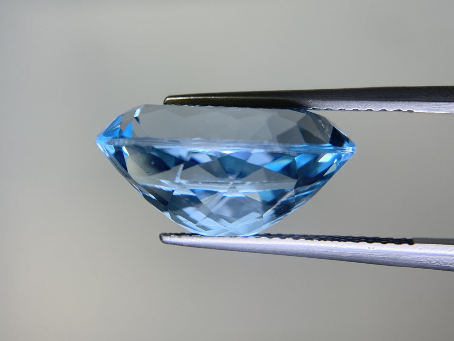 ブルートパーズ 15.627ct  宝石ソーティング付き  17.8㎜×12.8㎜×8.9㎜  ルース（ 裸石 ） 2095Y