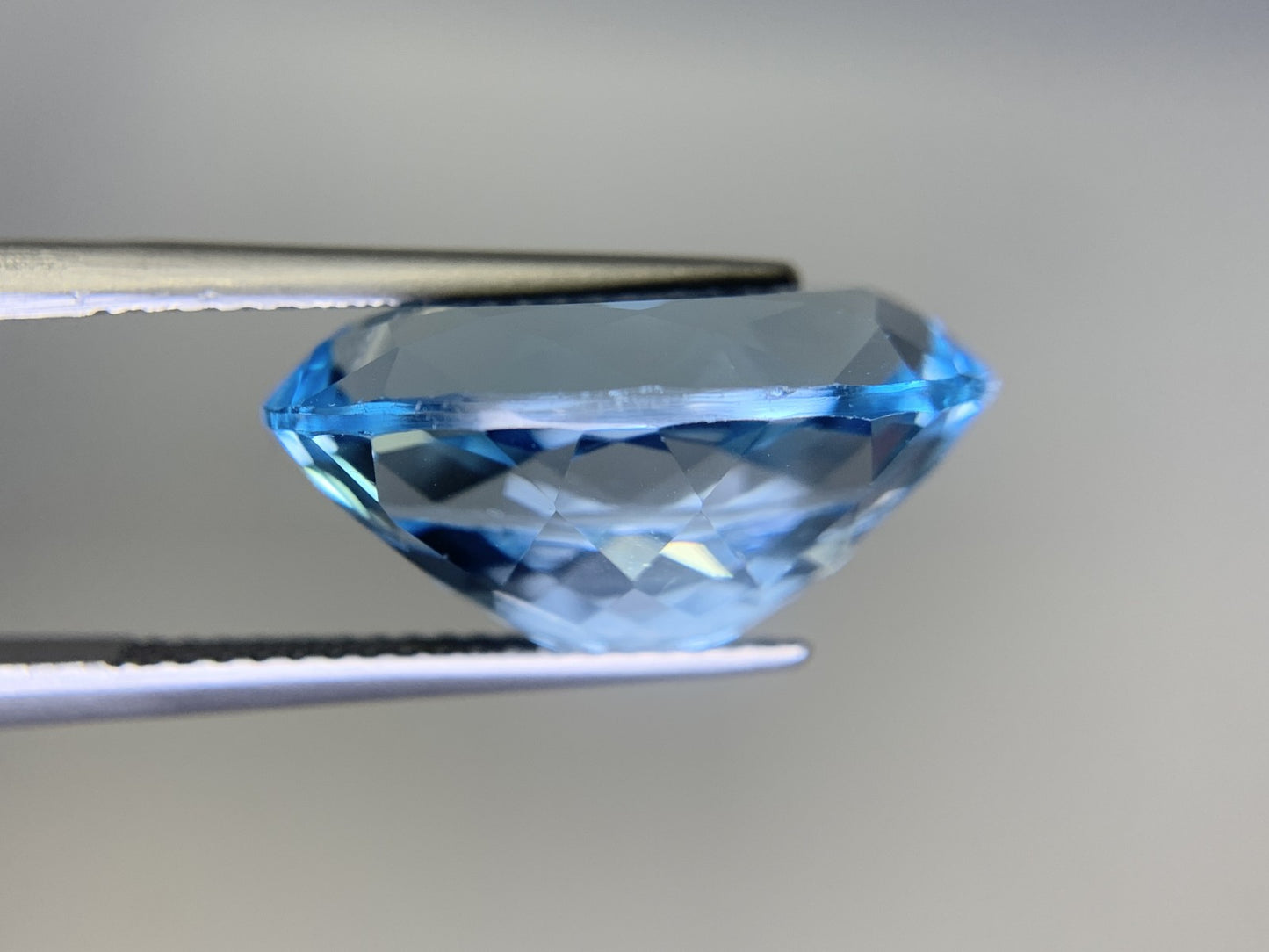 ブルートパーズ 15.627ct  宝石ソーティング付き  17.8㎜×12.8㎜×8.9㎜  ルース（ 裸石 ） 2095Y