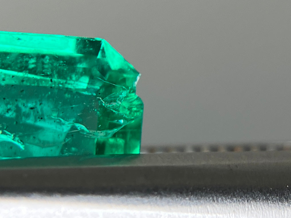 エメラルド 天然 1.677ct 中央宝石ソーティング付き 7.94㎜×7.85㎜×3.79㎜ ルース（ 裸石 ） 8141YY