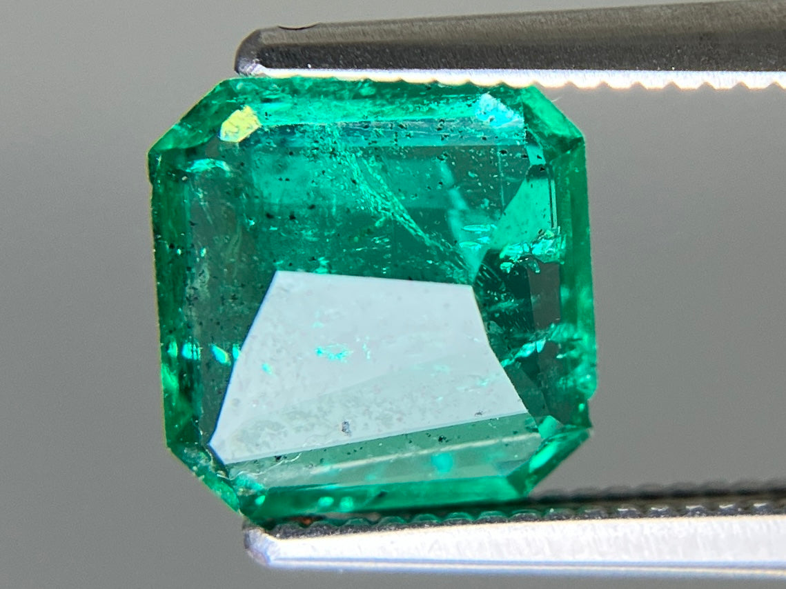 エメラルド 天然 1.677ct 中央宝石ソーティング付き 7.94㎜×7.85㎜×3.79㎜ ルース（ 裸石 ） 8141YY