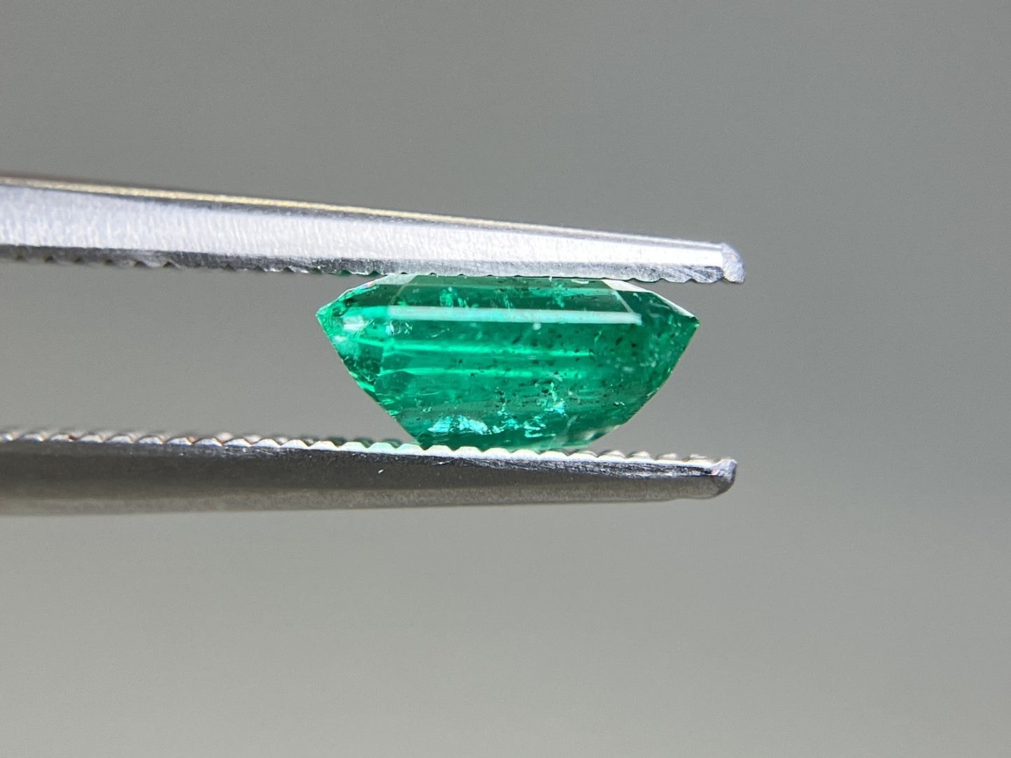エメラルド 天然 1.677ct 中央宝石ソーティング付き 7.94㎜×7.85㎜×3.79㎜ ルース（ 裸石 ） 8141YY