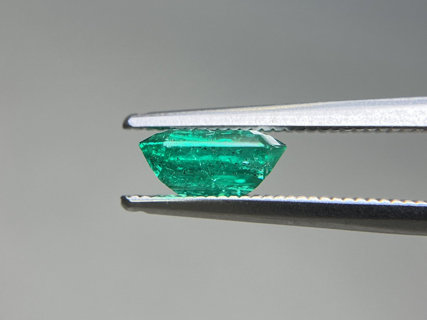エメラルド 天然 1.677ct 中央宝石ソーティング付き 7.94㎜×7.85㎜×3.79㎜ ルース（ 裸石 ） 8141YY