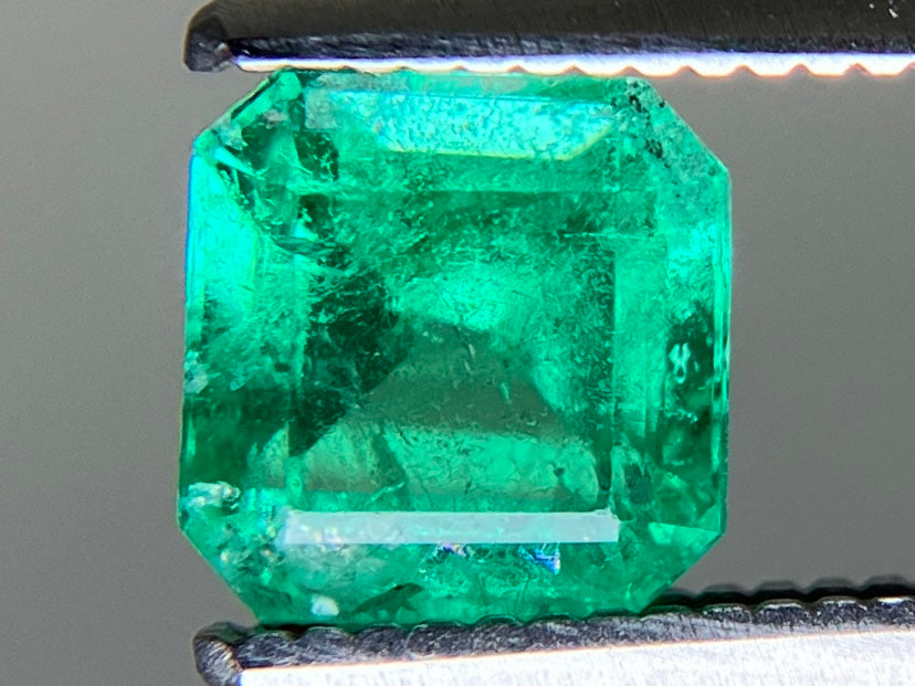 エメラルド 天然 0.872ct 中央宝石ソーティング付き 5.98㎜×5.85㎜×3.75㎜ ルース（ 裸石 ） 8083YY