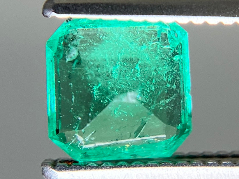 エメラルド 天然 0.872ct 中央宝石ソーティング付き 5.98㎜×5.85㎜×3.75㎜ ルース（ 裸石 ） 8083YY