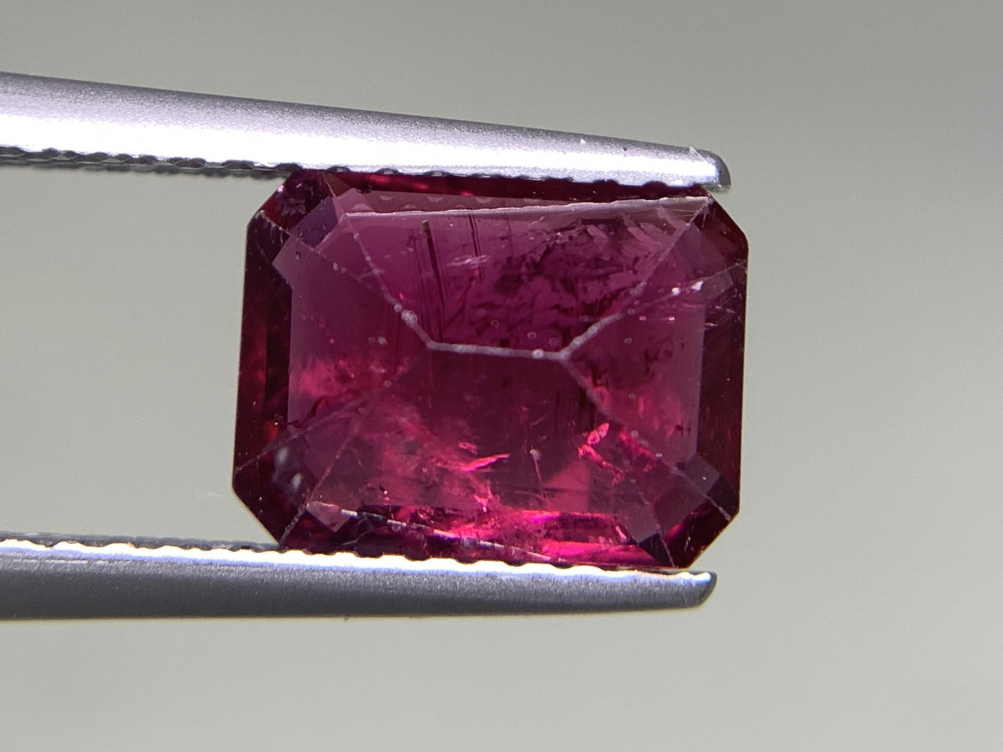 ルベライト（トルマリン） 2.051ct 宝石ソーティング付き  8.8㎜×6.7㎜×4.1㎜  ルース（ 裸石 ） 2644Y