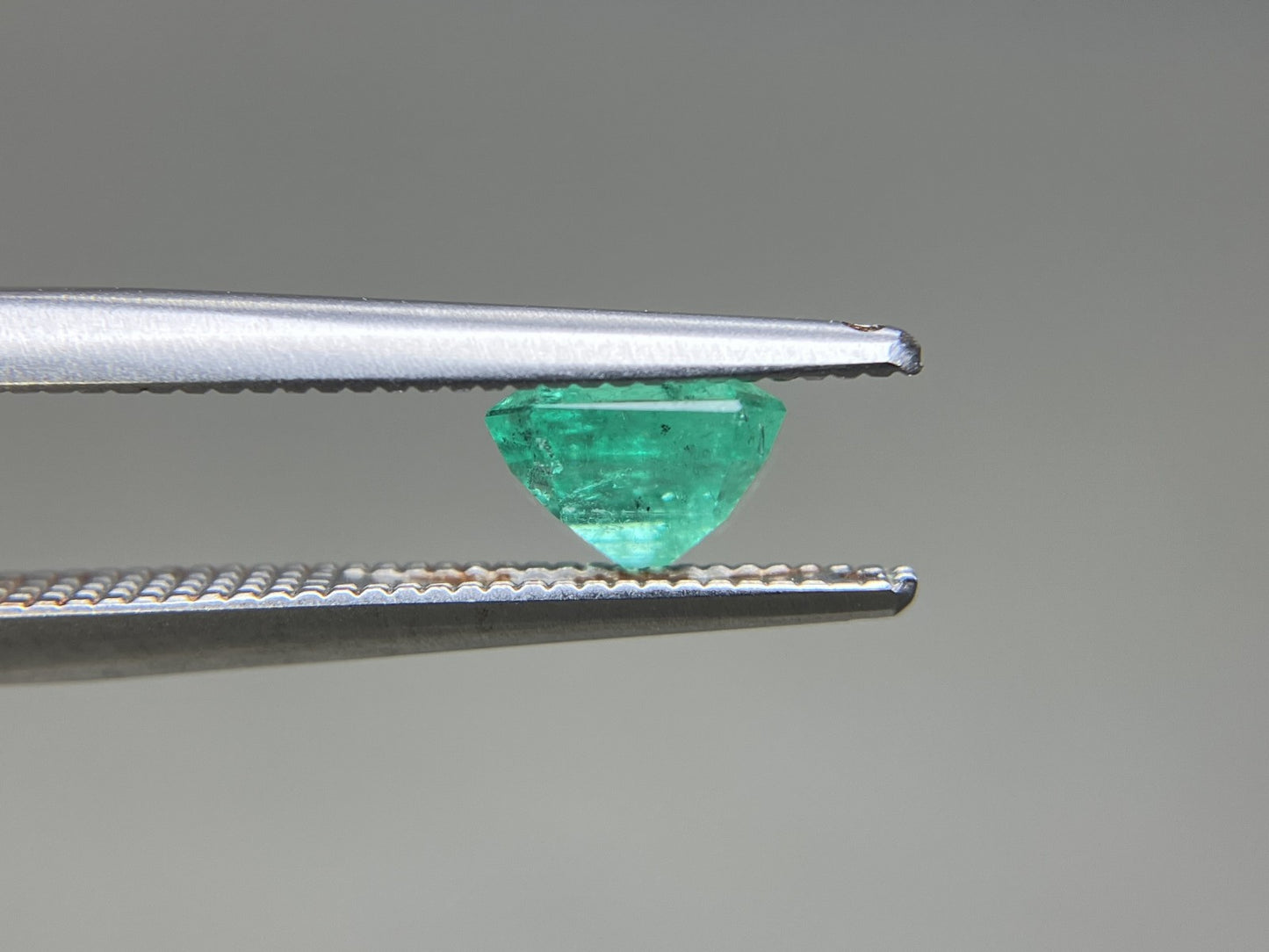 エメラルド 天然 0.872ct 中央宝石ソーティング付き 5.98㎜×5.85㎜×3.75㎜ ルース（ 裸石 ） 8083YY