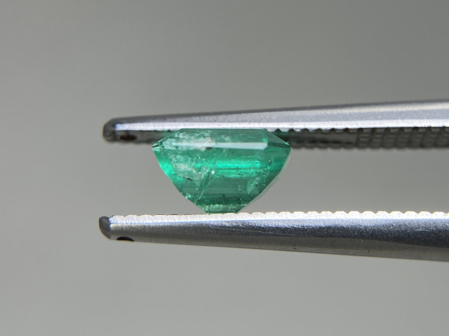 エメラルド 天然 0.872ct 中央宝石ソーティング付き 5.98㎜×5.85㎜×3.75㎜ ルース（ 裸石 ） 8083YY