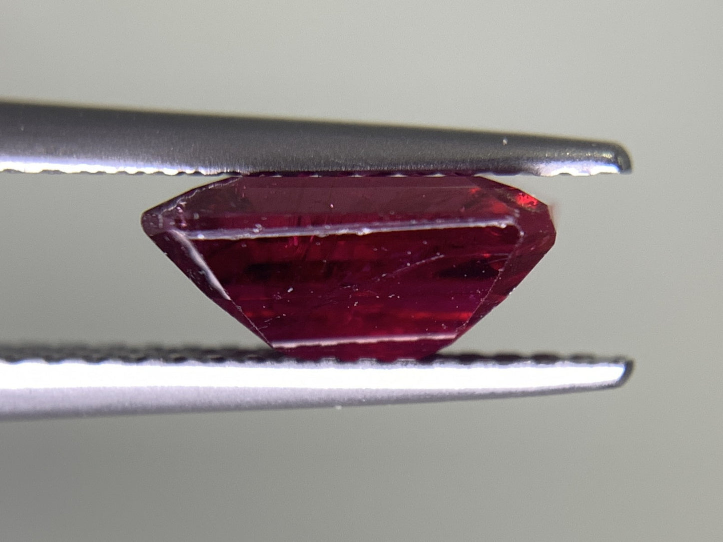 ルベライト（トルマリン） 2.051ct 宝石ソーティング付き  8.8㎜×6.7㎜×4.1㎜  ルース（ 裸石 ） 2644Y