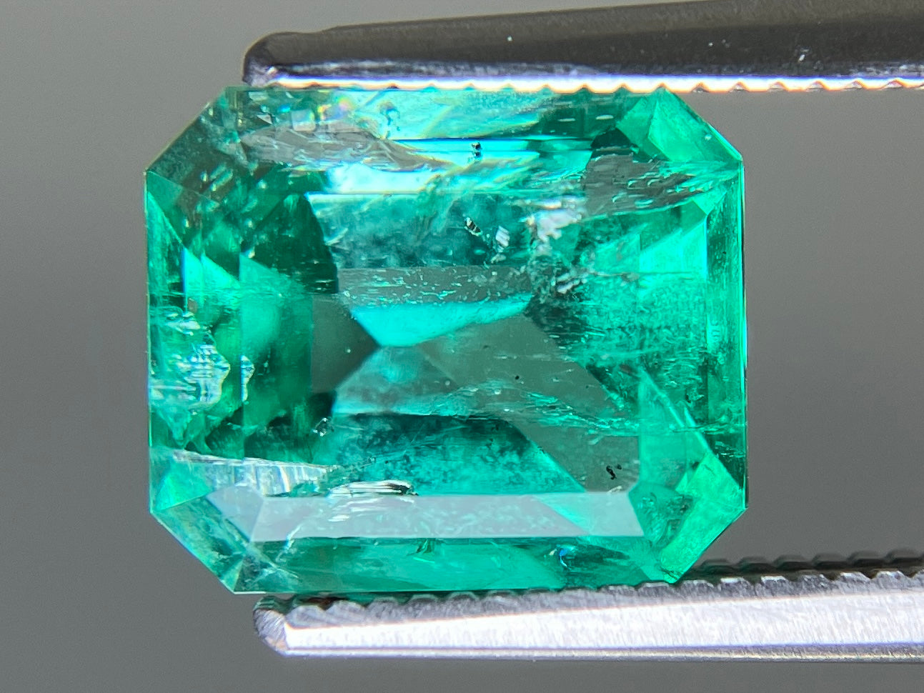 エメラルド 天然 3.103ct 中央宝石ソーティング付き 9.52㎜×8.09㎜×6.01㎜ ルース（ 裸石 ） 8072YY