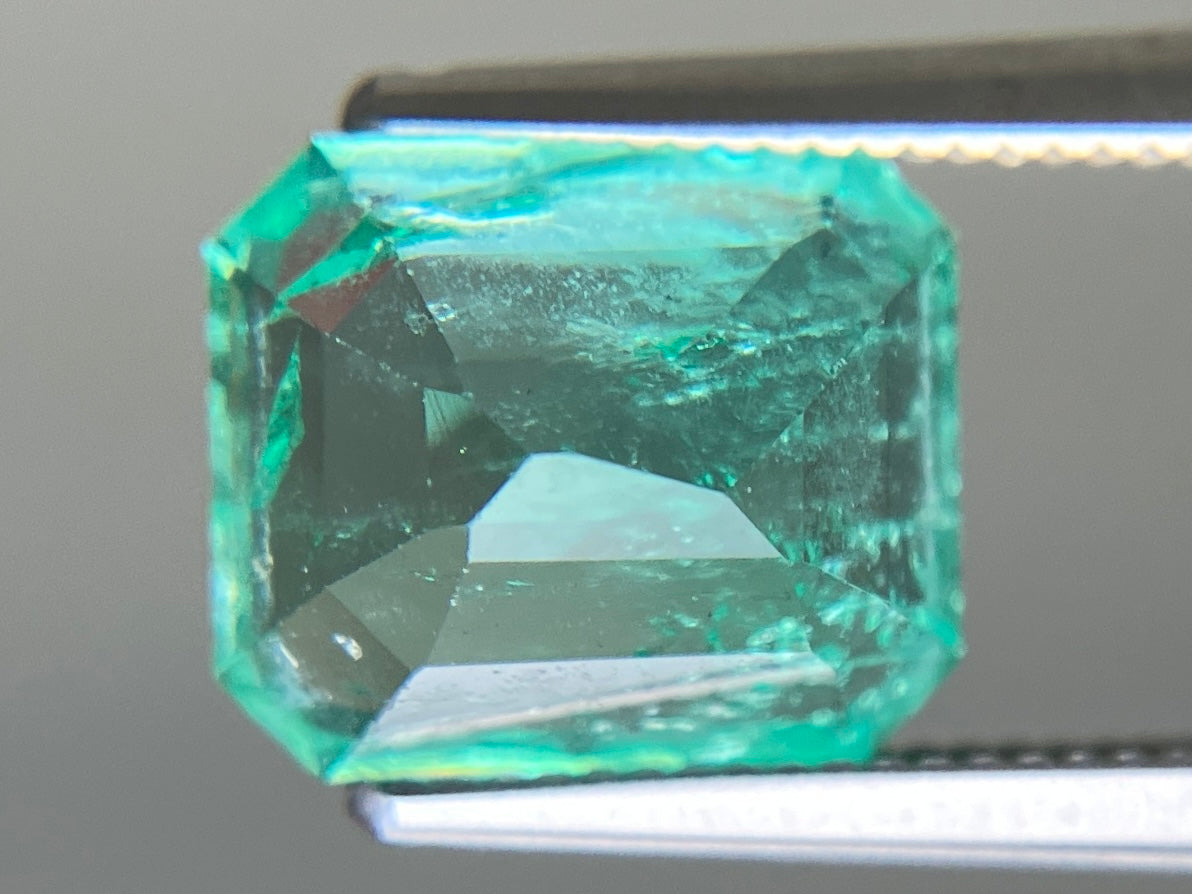 エメラルド 天然 3.103ct 中央宝石ソーティング付き 9.52㎜×8.09㎜×6.01㎜ ルース（ 裸石 ） 8072YY