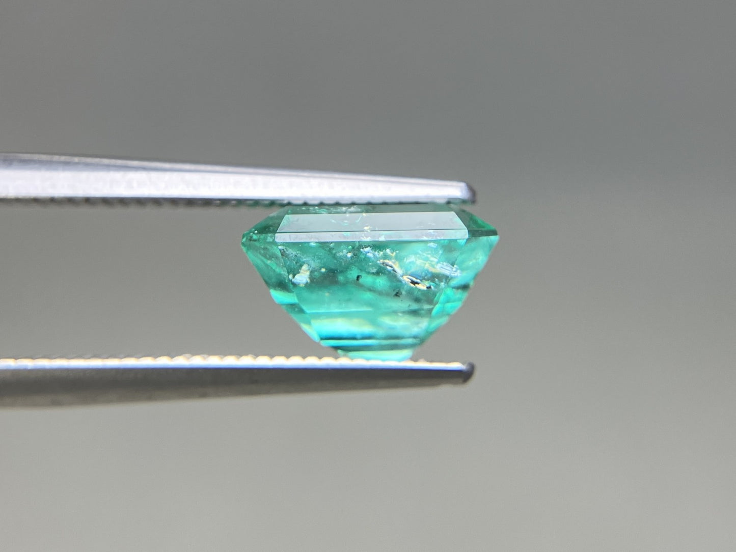 エメラルド 天然 3.103ct 中央宝石ソーティング付き 9.52㎜×8.09㎜×6.01㎜ ルース（ 裸石 ） 8072YY