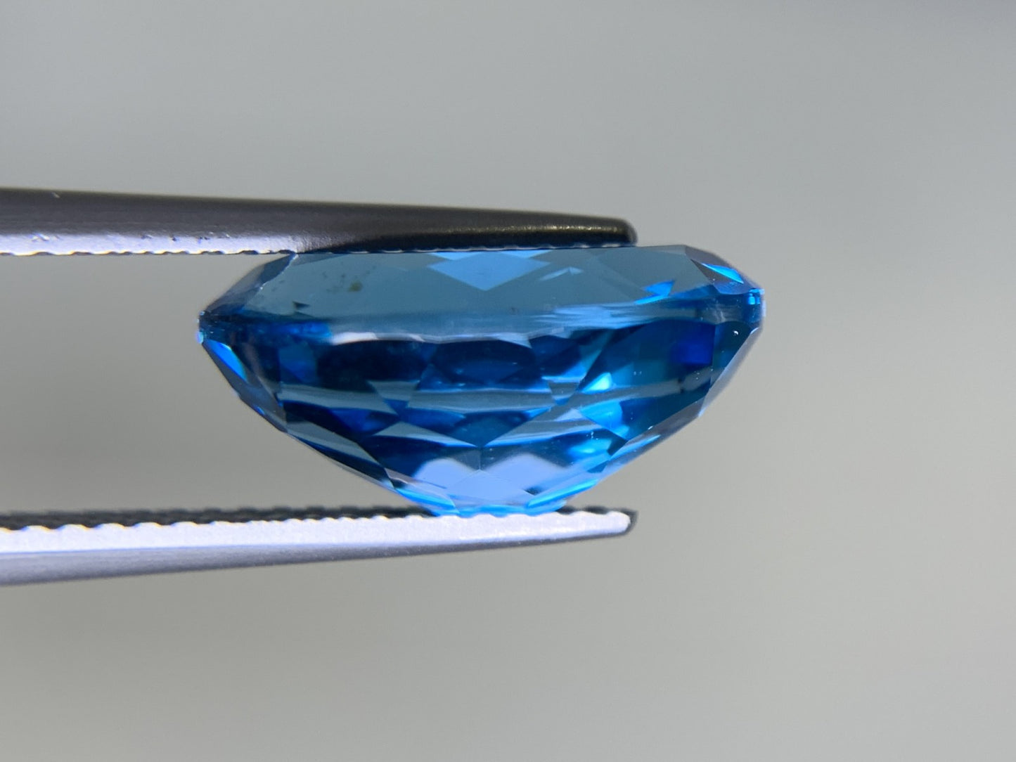 ブルートパーズ 7.875ct  宝石ソーティング付き  14.1㎜×10.1㎜×6.7㎜  ルース（ 裸石 ） 2177Y