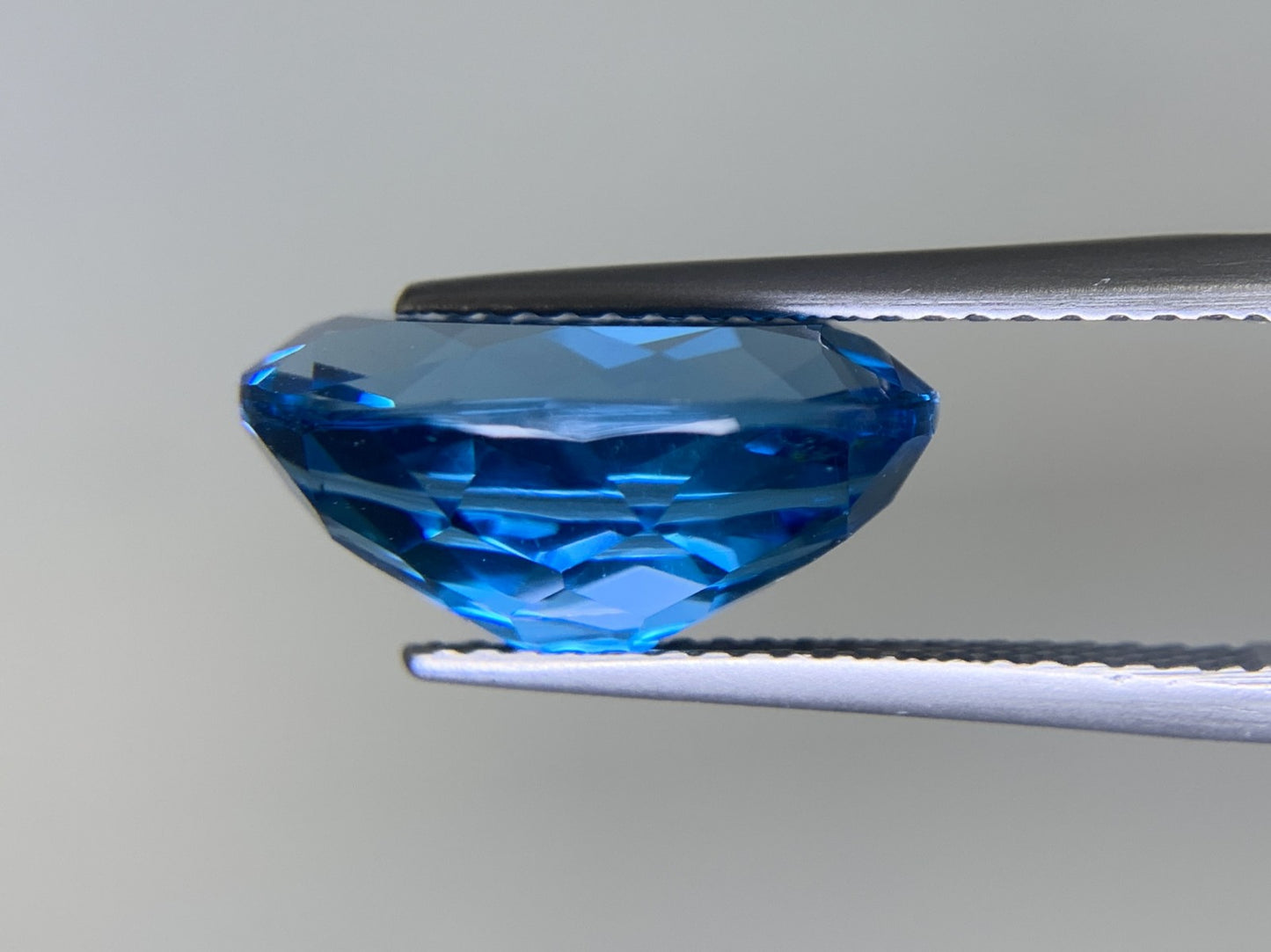 ブルートパーズ 7.875ct  宝石ソーティング付き  14.1㎜×10.1㎜×6.7㎜  ルース（ 裸石 ） 2177Y