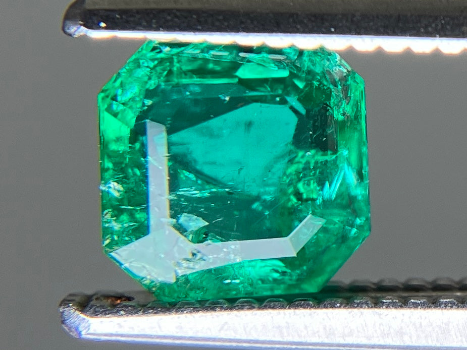 エメラルド 天然 0.708ct 宝石ソーティング付き 5.5㎜×5.6㎜×2.6㎜ ルース（ 裸石 ） 8137YY