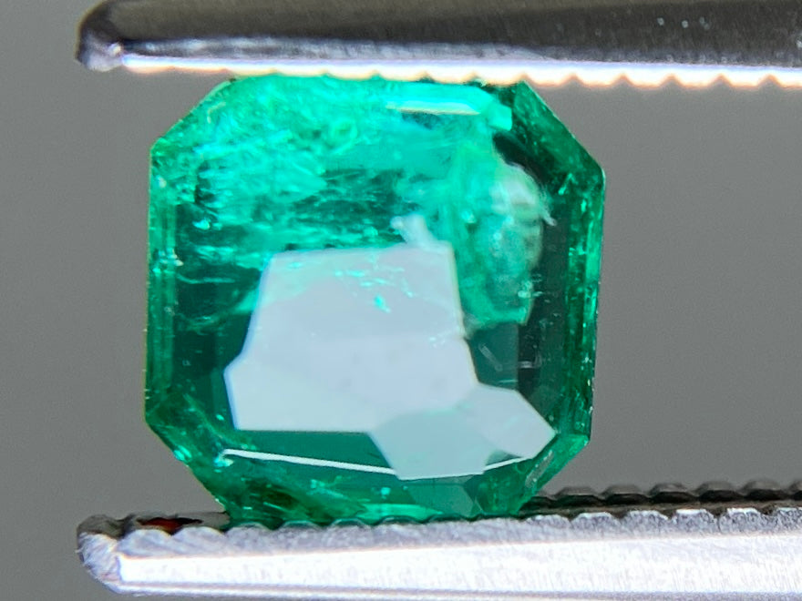 エメラルド 天然 0.708ct 宝石ソーティング付き 5.5㎜×5.6㎜×2.6㎜ ルース（ 裸石 ） 8137YY