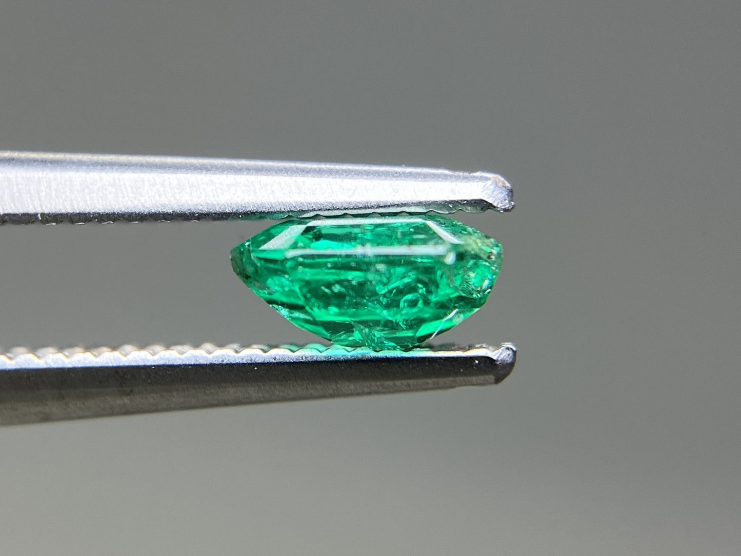 エメラルド 天然 0.708ct 宝石ソーティング付き 5.5㎜×5.6㎜×2.6㎜ ルース（ 裸石 ） 8137YY