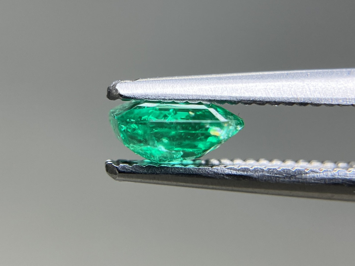 エメラルド 天然 0.708ct 宝石ソーティング付き 5.5㎜×5.6㎜×2.6㎜ ルース（ 裸石 ） 8137YY