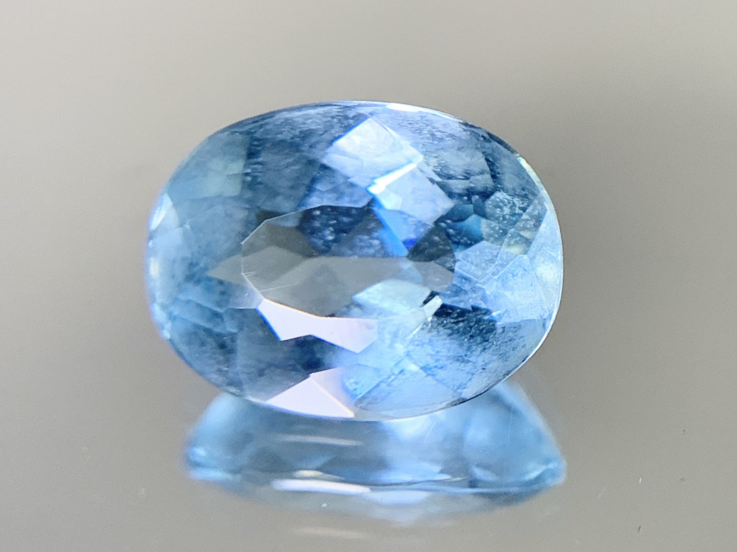 アクアマリン 2.399ct  宝石ソーティング付き  10.2㎜×7.7㎜×5.1㎜  ルース（ 裸石 ） 2064Y