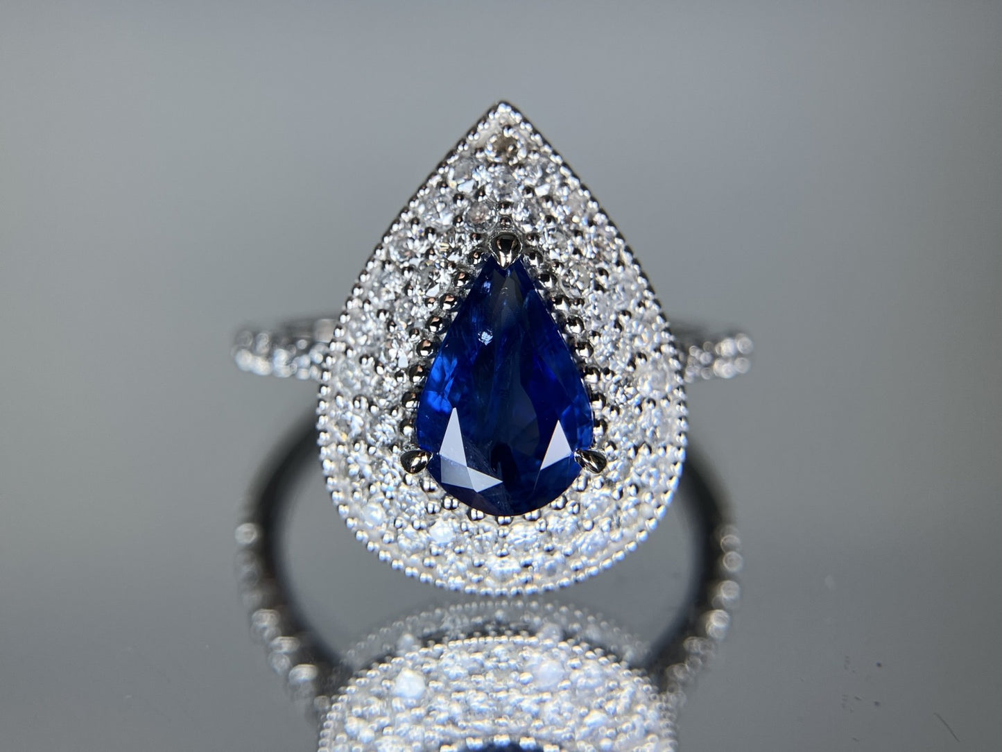 サファイア 1.47ct コンフラワーブルー Cornflower Blue AIGS鑑別書 D0.42ct PT900 4.4g 指輪 （JP14.5号） サイズ直し無料 8715S