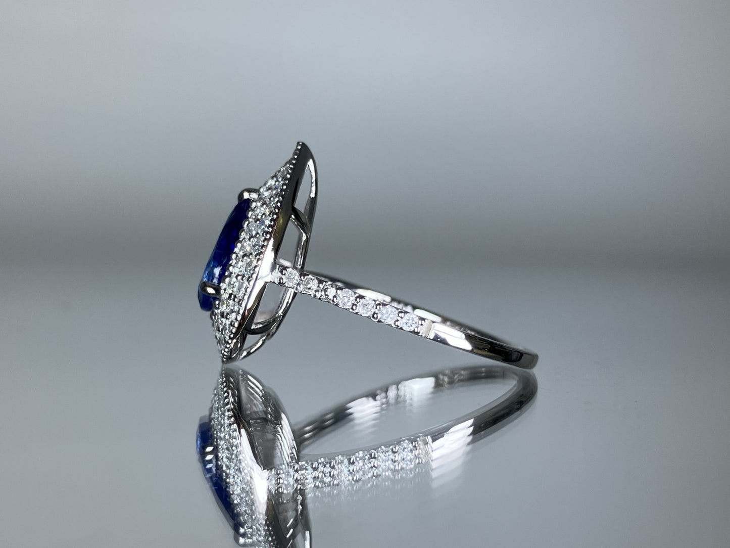サファイア 1.47ct コンフラワーブルー Cornflower Blue AIGS鑑別書 D0.42ct PT900 4.4g 指輪 （JP14.5号） サイズ直し無料 8715S