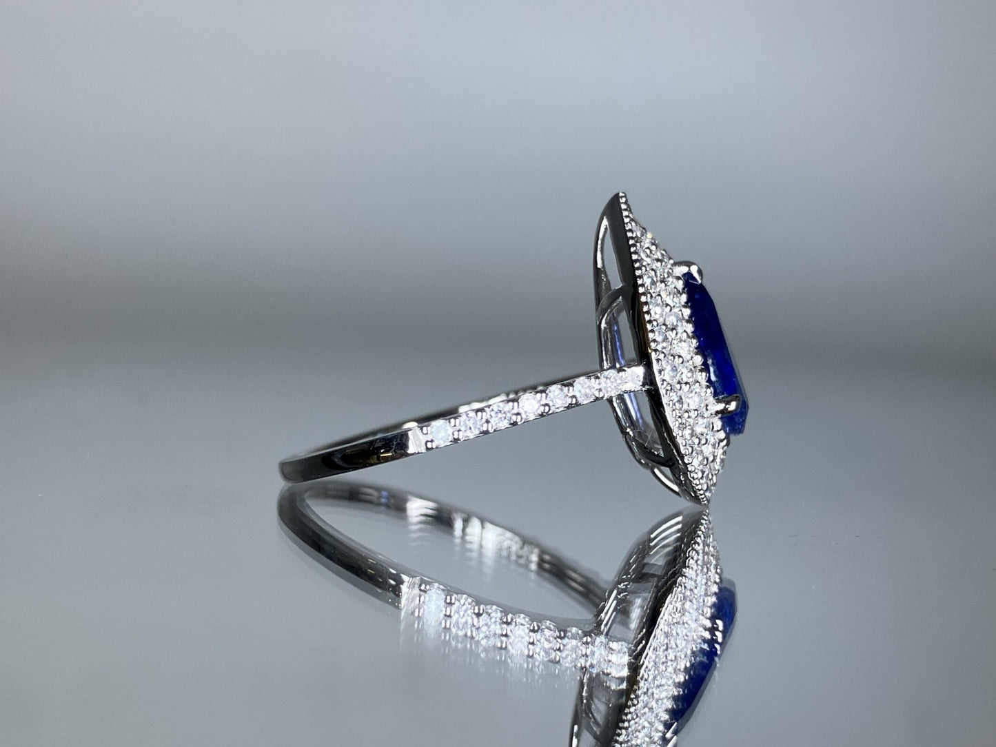 サファイア 1.47ct コンフラワーブルー Cornflower Blue AIGS鑑別書 D0.42ct PT900 4.4g 指輪 （JP14.5号） サイズ直し無料 8715S