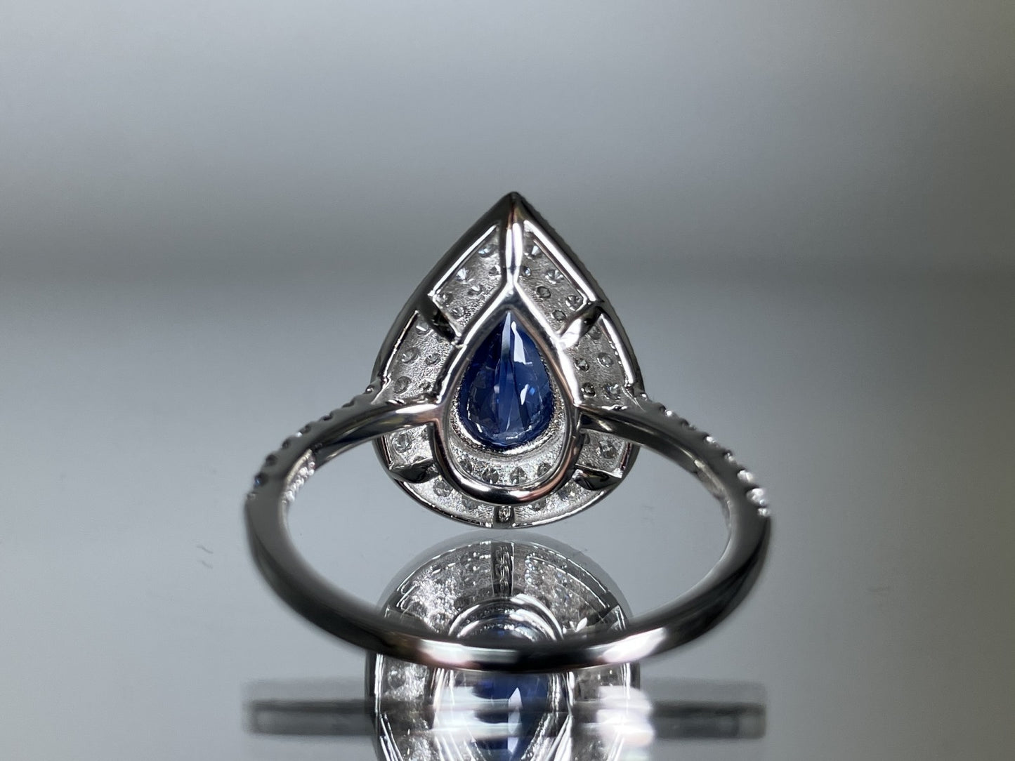 サファイア 1.47ct コンフラワーブルー Cornflower Blue AIGS鑑別書 D0.42ct PT900 4.4g 指輪 （JP14.5号） サイズ直し無料 8715S