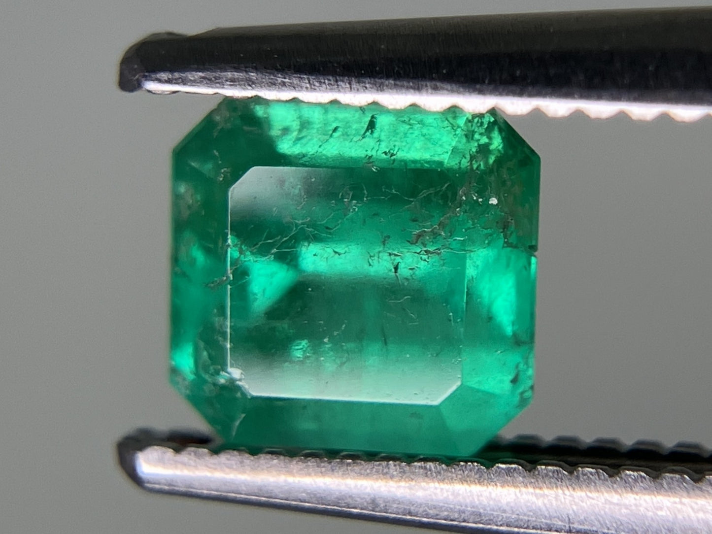 エメラルド 0.841ct 中央宝石ソーティング付き 5.64㎜×5.54㎜×4.01㎜ ルース（ 裸石 ） 3435YY