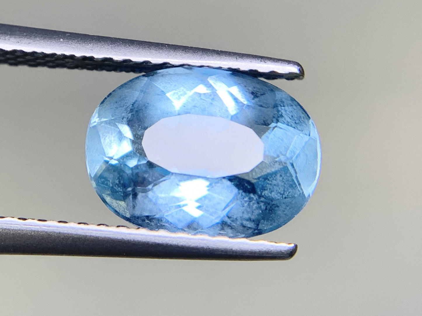 アクアマリン 2.399ct  宝石ソーティング付き  10.2㎜×7.7㎜×5.1㎜  ルース（ 裸石 ） 2064Y