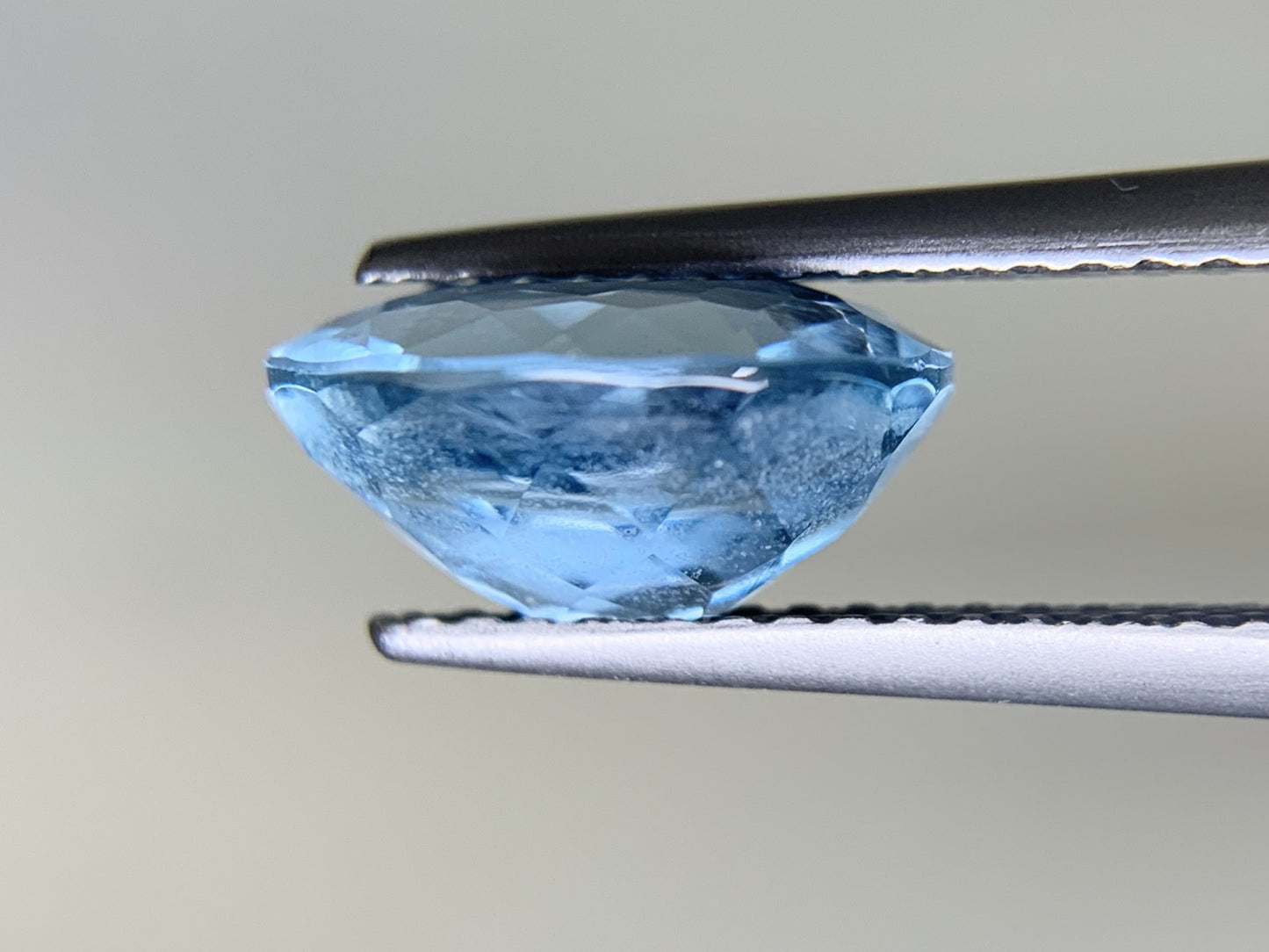 アクアマリン 2.399ct  宝石ソーティング付き  10.2㎜×7.7㎜×5.1㎜  ルース（ 裸石 ） 2064Y