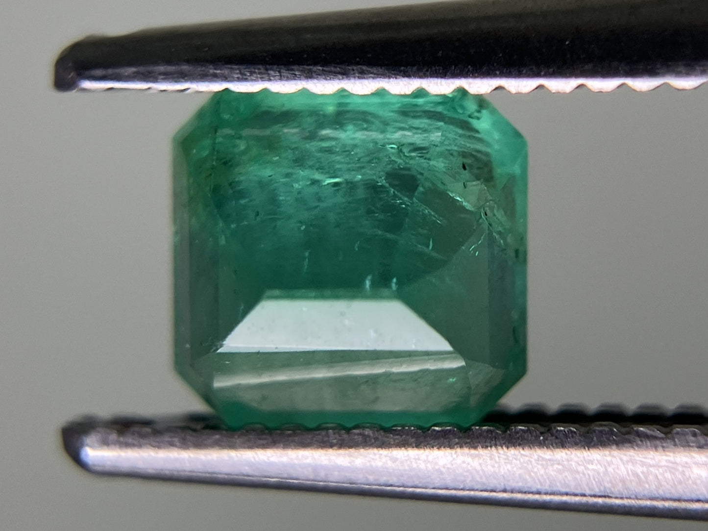 エメラルド 0.841ct 中央宝石ソーティング付き 5.64㎜×5.54㎜×4.01㎜ ルース（ 裸石 ） 3435YY