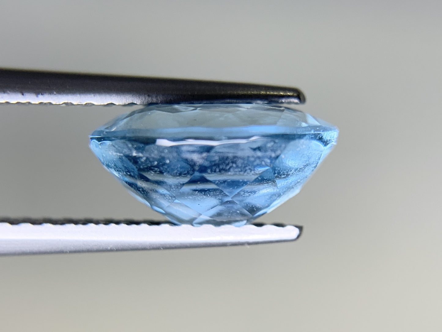 アクアマリン 2.399ct  宝石ソーティング付き  10.2㎜×7.7㎜×5.1㎜  ルース（ 裸石 ） 2064Y