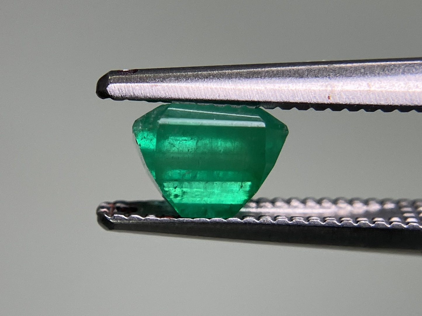 エメラルド 0.841ct 中央宝石ソーティング付き 5.64㎜×5.54㎜×4.01㎜ ルース（ 裸石 ） 3435YY