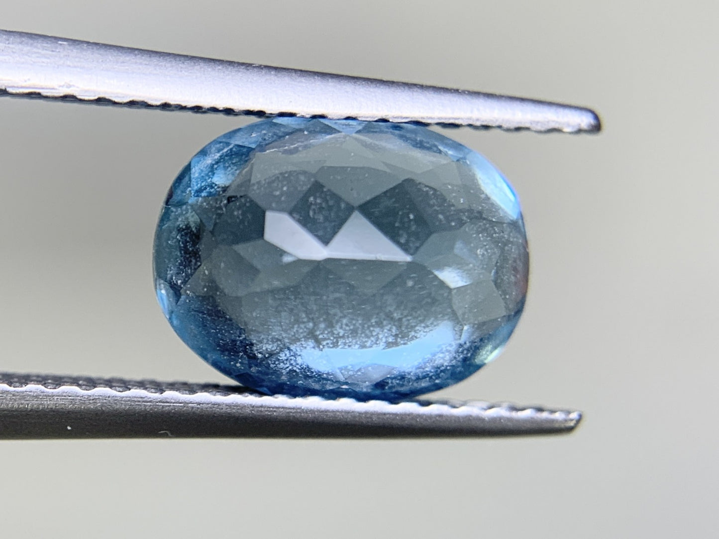 アクアマリン 2.399ct  宝石ソーティング付き  10.2㎜×7.7㎜×5.1㎜  ルース（ 裸石 ） 2064Y