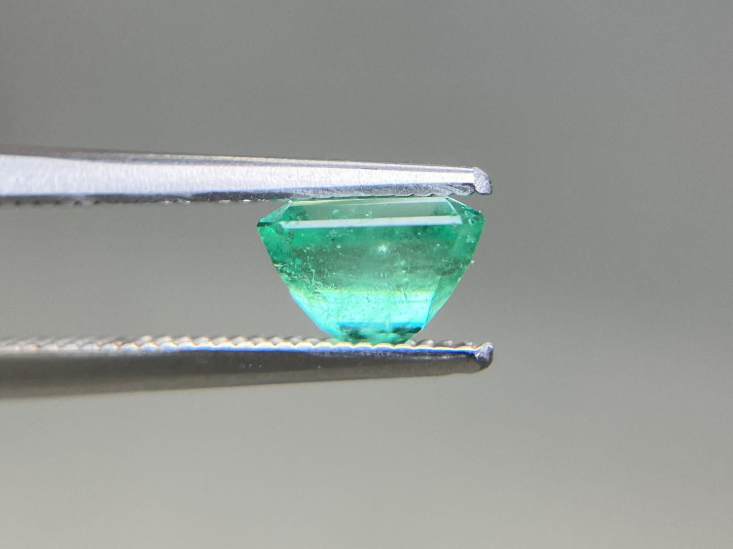 エメラルド 天然 1.283ct 中央宝石ソーティング付き 6.78㎜×5.80㎜×4.64㎜ ルース（ 裸石 ） 8129YY
