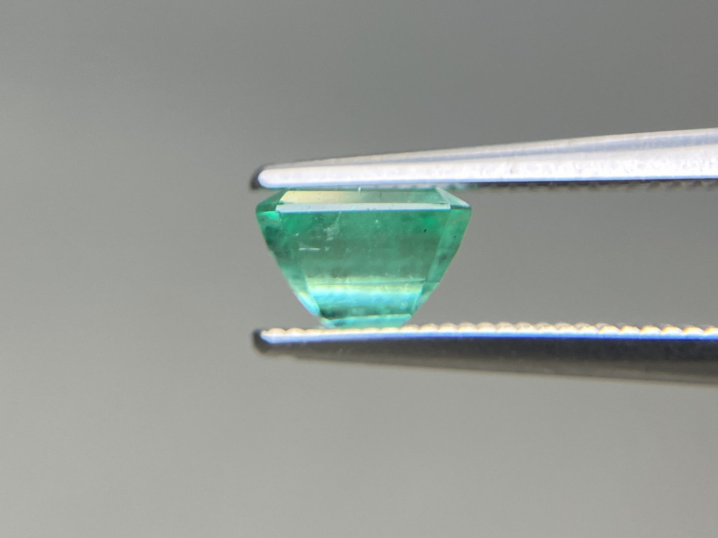 エメラルド 天然 1.283ct 中央宝石ソーティング付き 6.78㎜×5.80㎜×4.64㎜ ルース（ 裸石 ） 8129YY