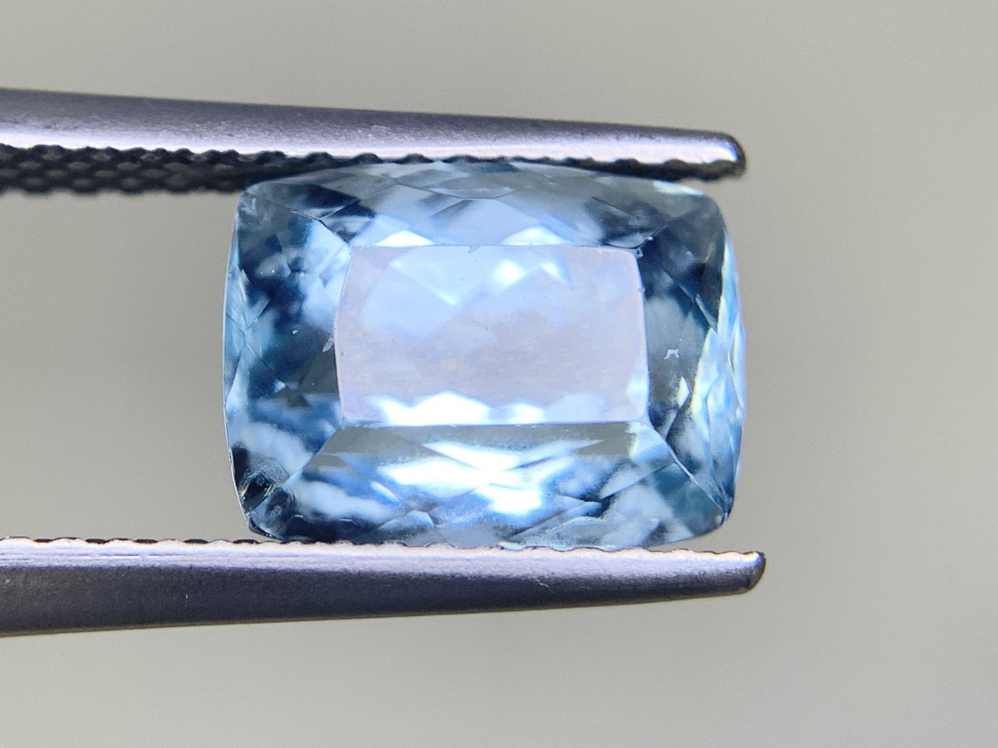 アクアマリン 3.222ct  宝石ソーティング付き  9.4㎜×7.3㎜×6.5㎜　  ルース（ 裸石 ） 2062Y