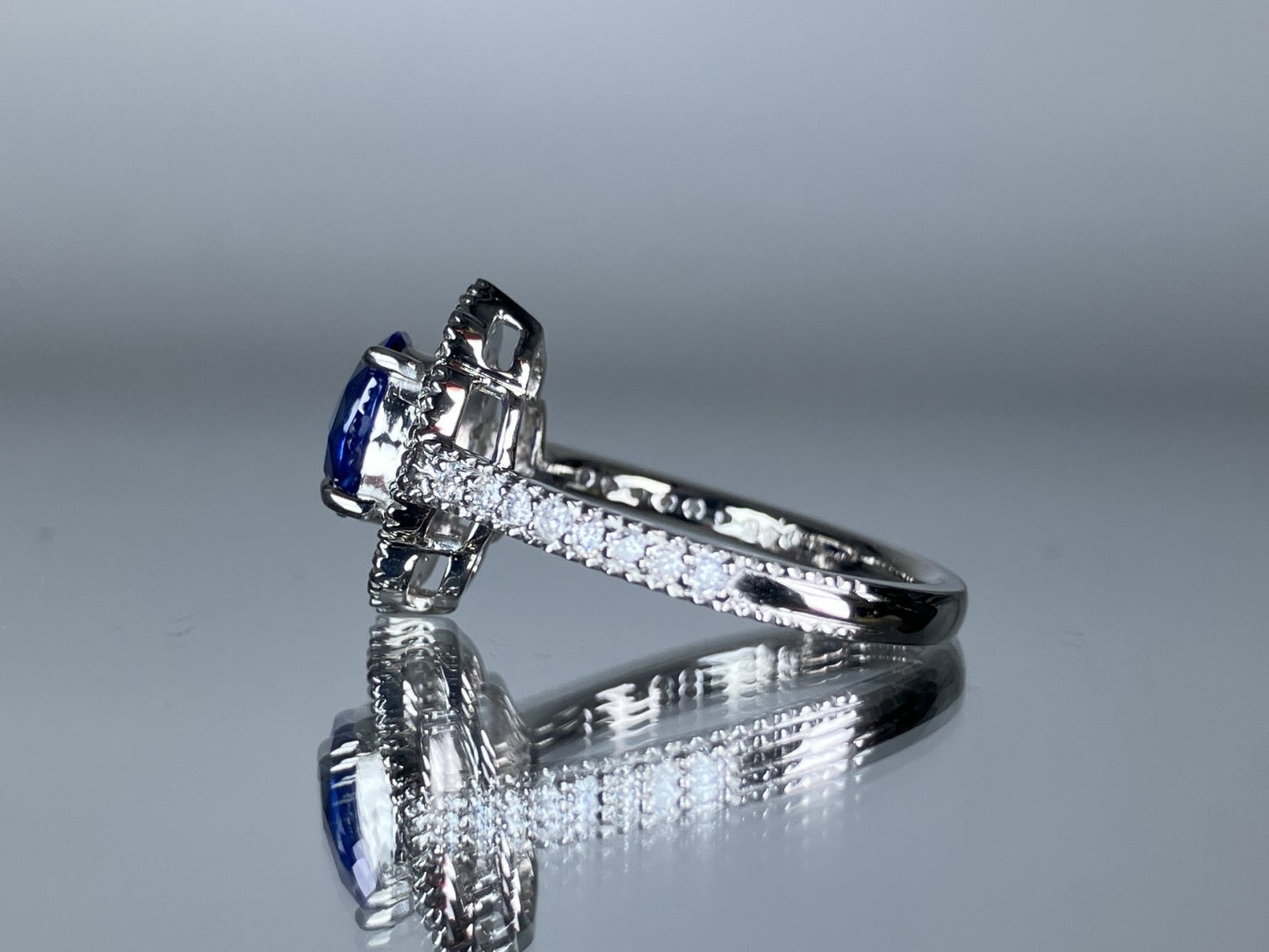 サファイア 1.01ct コンフラワーブルー Cornflower Blue AIGS鑑別書 D0.45ct PT900 5.0g 指輪 （JP9号） サイズ直し無料 7475S