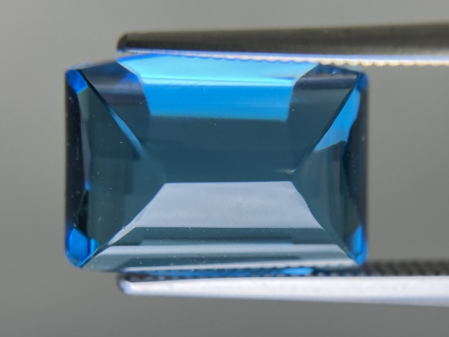 ブルートパーズ 天然 10.891ct 宝石ソーティング付き 13.6㎜×10.2㎜×7.5㎜ ルース（ 裸石 ） 8229YY