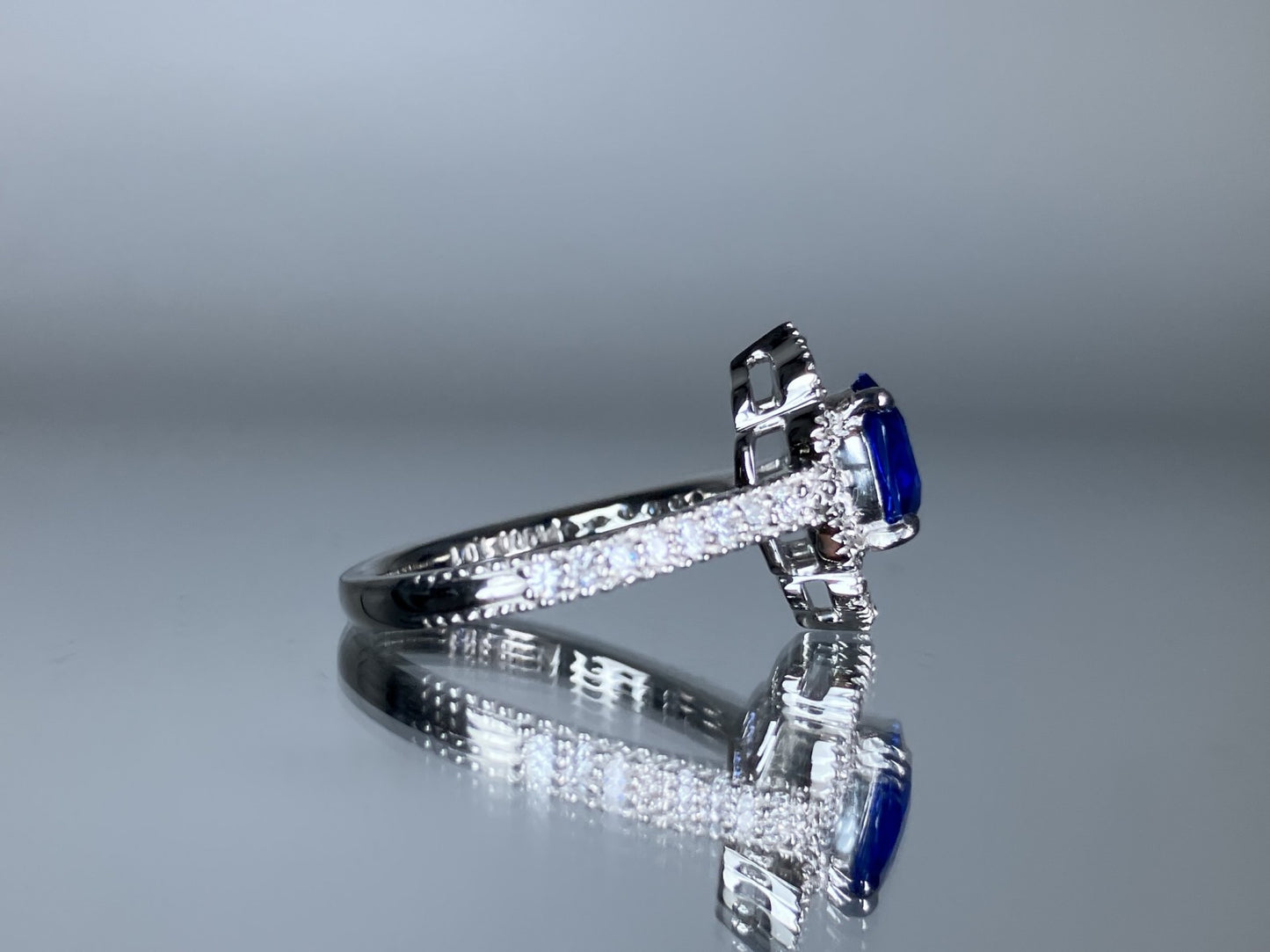 サファイア 1.01ct コンフラワーブルー Cornflower Blue AIGS鑑別書 D0.45ct PT900 5.0g 指輪 （JP9号） サイズ直し無料 7475S